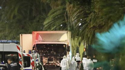 Fuerzas de seguridad investigan el cami&oacute;n utilizado en el atentado terrorista en Niza en julio de 2016.
 