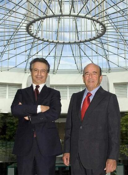 Giuseppe Mussari (izquierda) y Emilio Botín el viernes en Madrid.