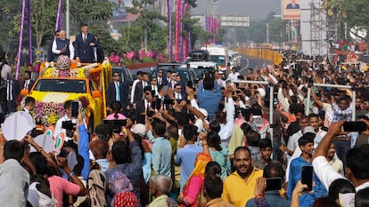 Centenares de personas aplauden al paso de la comitiva de los presidentes Narendra Modi y Pedro Sánchez, este lunes en Vadodara (India). 