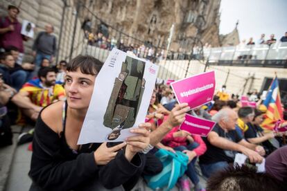 Centenares de personas participan en una sentada ante la Sagrada Familia de Barcelona, este viernes.