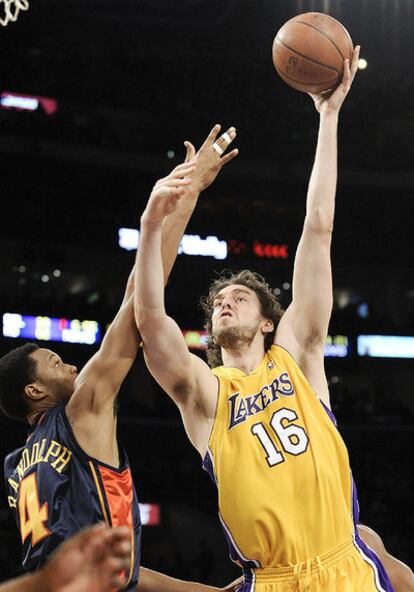 Pau Gasol lanza a canasta ante la oposición de Anthony Randolph.