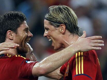 Xabi Alonso celebra uno de los goles con Torres.