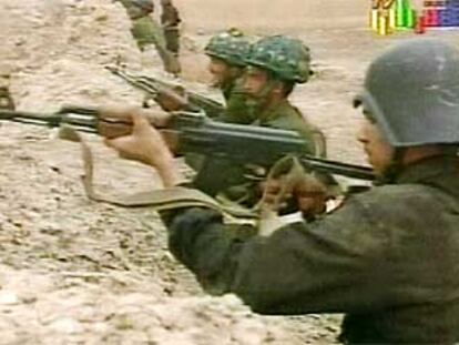 Soldados iraquíes toman posiciones en trincheras del sur del país en una imagen captada de la televisión de Irak.
