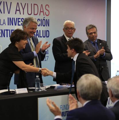 Desde la izquierda. la directora general de Sanidad Pública del Ministerio de Sanidad, Elena Andradas, el presidente de Mutua Madrileña y su fundación, Ignacio Garralda, el consejero de Sanidad de la Comunidad de Madrid, Javier Sánchez Martos, y el presidente del comité científico de la Fundación Mutua Madrileña, Rafael Matesanz, entregando uno de los certificados de las ayudas.