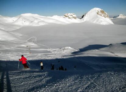 Descenso con el glaciar Plaine-Morte de fondo, en la estación suiza de Crans Montana
