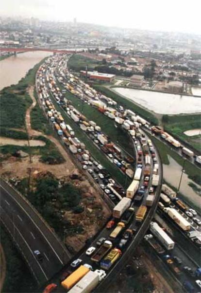 Un atasco de tráfico en una autopista de circunvalación de São Paulo.