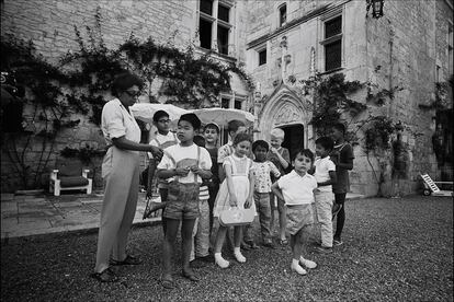 Junto a sus hijos, todos adoptados, en su castillo en el sur de Francia.