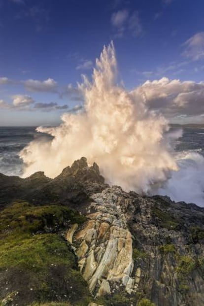 Olas batiendo la verticalidad del acantilado del Seixo Branco.