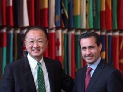 Fotografía cedida por el Banco Mundial del presidente del Grupo Banco Mundial, Dr. Jim Yong Kim (i), junto al nuevo vicepresidente del Banco Mundial para América Latina, Jorge Familiar, en las instalaciones del organismo en Washington DC (EE.UU.).