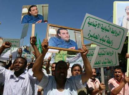 Manifestación de apoyo a Hanibal Gaddafi ante la Embajada suiza en Trípoli el pasado jueves.
