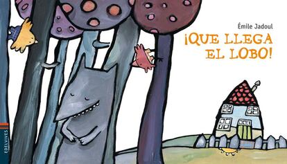 El conejo sale corriendo a casa del gran ciervo anunciando: "¡Qué llega el lobo!". El ciervo le deja entrar. Lo mismo ocurre con el cerdito y el osito. Hasta que llega el lobo y,... ¡le dan una fiesta sorpresa por su cumpleaños!  "¡Que llega el lobo!" de Émile Jadoul juega con el prejucio del lobo que es tomado como el personaje antagonista en los cuentos, hecho que se ve subrayado cuando los animales corren hacia la casa del ciervo y le piden entrar. Sin embargo, el desenlace es sorprendente y divertido, una forma de reírse de los propios miedos que nos pueden bloquear y también una forma de no establecer juicios de valor sin conocimiento.