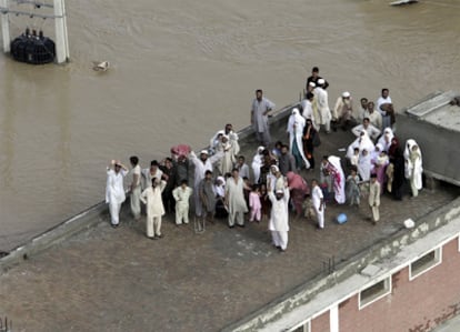 Habitantes de la ciudad paquistaní de Nowshera esperan a los helicópteros de rescate tras quedar aislados por las inundaciones causadas por el monzón.