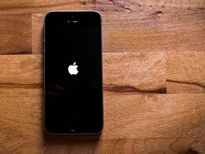 iPhone en una mesa con logo de Apple