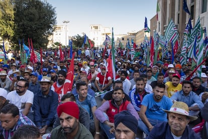 La comunidad india en una manifestación contra la contratación ilegal delante de la prefectura de Latina el 21 de octubre de 2019.
