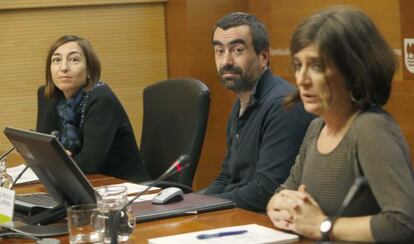 A la derecha, la diputada de Hacienda de Gipuzkoa, Helena Franco, junto a Isidro Esnaola y Yolanda Domínguez, cargos de su departamento.