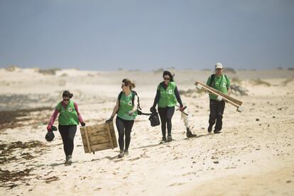 Voluntarios de WWF, carga objetos y plásticos recogidos en las costas de la isla de La Graciosa en el Parque Natural del archipiélago de Chinijos.