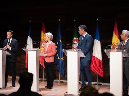 Emmanuel Macron, Ursula von der Leyen, Pedro Sánchez y António Costa, en la cumbre Euromediterránea de Alicante, el pasado 9 de diciembre.