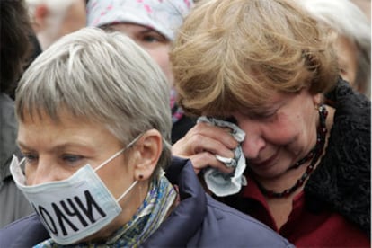 Manifestantes protestan contra el asesinato de la periodista rusa, Anna Politkvskaya.