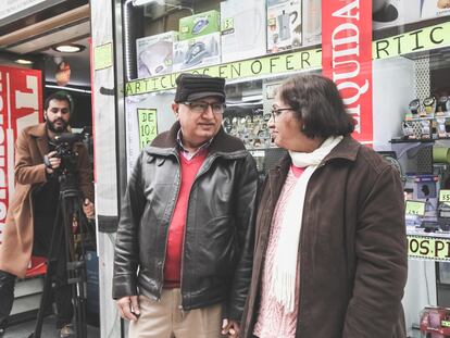 Bhagwan y Manju (Tara) Narwani junto con su hijo Rakesh, director del documental 'El bazar de mis padres', en un momento del rodaje del mismo.