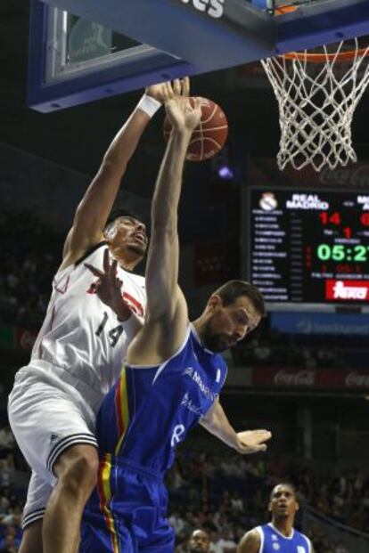 Ayón y Jordi Trias, durante una acción de el partido