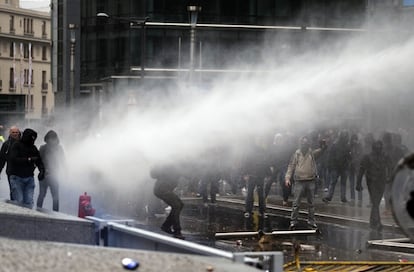 Um porta-voz da polícia de Bruxelas disse à agência Efe que 97 pessoas foram presas.