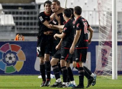 Los jugadores vascos felicitan a Llorente