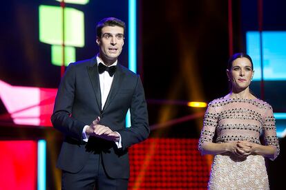 Los presentadores de la gala al comienzo, Uri Sabat y Raquel Sánchez Silva.