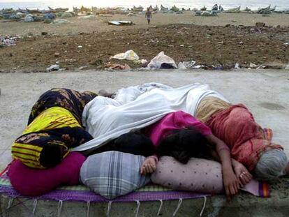 Una familia duerme en la calle tras el terremoto en la ciudad india de Madrás.