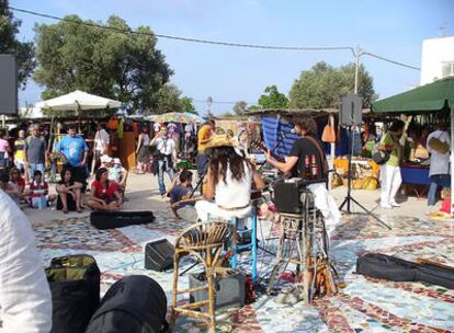 Mercadillo hippie, Pilar de La Mola