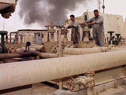 Trabajadores iraquíes accionando las ruedas de las válvulas de un oleoducto en una refinería al noroeste de Bagdad.

Boca antiincendios de Al Dowra.