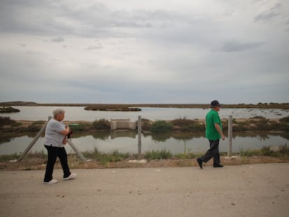 Unos turistas pasean cerca de  la  ubicación en Trebujena dónde se prevé la construcción de una macrourbanización en las cercanías de Doñana.