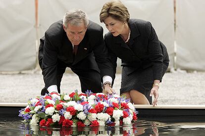 Bush y su esposa depositan una corona en uno de los estanques que marcan la ubicación de las Torres Gemelas