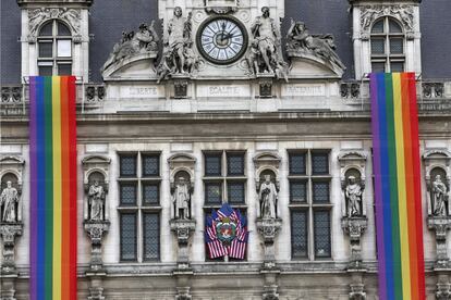 Banderas americanas y banderas arcoiris en la ayuntamiento de París (Francia).