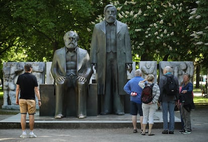 Estatuas de Karl Marx y Friedrich Engels en un parque de Berlín, Alemania.