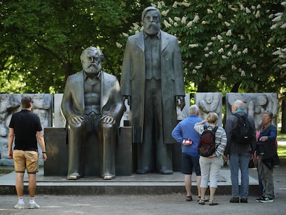 Estatuas de Karl Marx y Friedrich Engels en un parque de Berlín, Alemania.