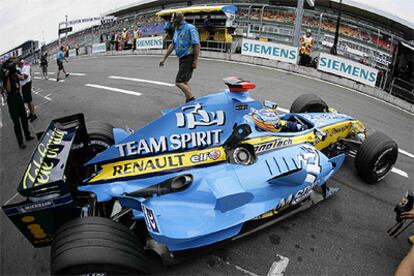 Fernando Alonso, ayer con su bólido en el circuito de Hockenheim.