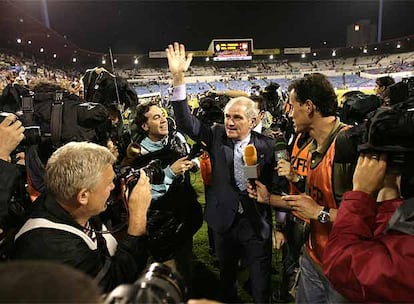 Una de las imágenes más famosas de Calderón se tomó sobre el césped de La Romareda, en la penúltima jornada de Liga de la temporada 2006/07. El partido que enfrentaba a Zaragoza y Real Madrid terminó en tablas (empate a dos) gracias a un gol de Van Nistelrooy en el minuto 88. El Madrid se había salvado, una vez más, y llegaba a la última jornada con todo a favor para ganar la Liga. Calderón saltó al césped del estadio zaragocista y celebró el empate (o victoria, según se quiera) con un grupo de aficionados madridistas. Su gesto fue muy criticado por el mundo del fútbol.