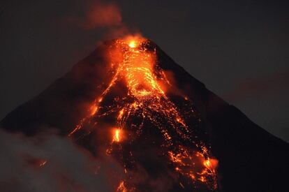 Detalle de la lava del volcán Mayon en Filipinas. El gobierno planea evacuar de manera forzosa a los habitantes que se han negado a dejar las zonas aledañas al volcán.