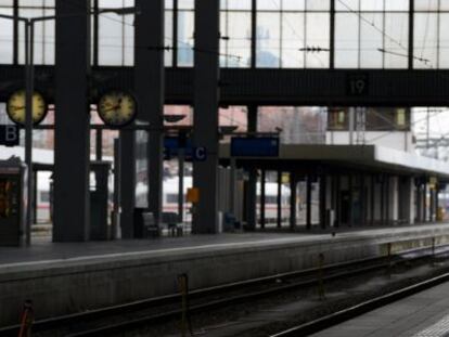 Un pasajero espera un tren de la compa&ntilde;&iacute;a Deutsche Bahn en M&uacute;nich. 