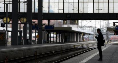 Un pasajero espera un tren de la compa&ntilde;&iacute;a Deutsche Bahn en M&uacute;nich. 