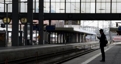 Un pasajero espera un tren de la compañía Deutsche Bahn en Múnich.
