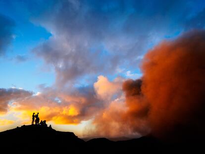 Visitantes cerca del humeante volcán Yasur, en la isla de Tanna (Vanuatu).