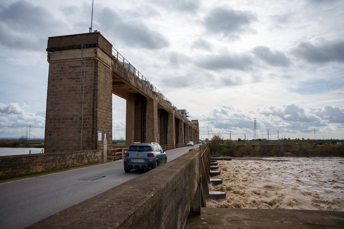 Última hora de la borrasca ‘Leonardo’, en directo | Clases suspendidas, cortes de carreteras y líneas ferroviarias y 3.000 desalojados por el impacto del temporal