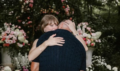 Taylor Swift y Travis Kelce abrazándose en una de las fotos con las que han anunciado su compromiso en sus cuentas de Instagram.