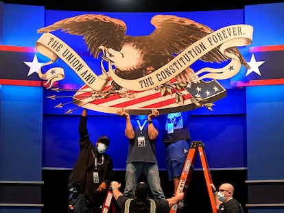 Preparativos no cenário do primeiro debate presidencial, em Cleveland (Ohio), nesta segunda-feira.