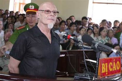 Gary Glitter escucha la sentencia de su condena a tres años de cárcel por abuso de menores en Vietnam.