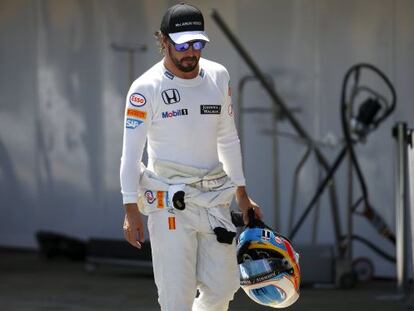 Alonso abandona el circuit.