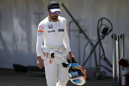 Alonso abandona el circuito.