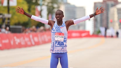 Kelvin Kiptum celebraba ganar la maratón de Chicago el pasado octubre.