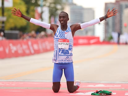 Kelvin Kiptum celebraba ganar la maratón de Chicago el pasado octubre.
